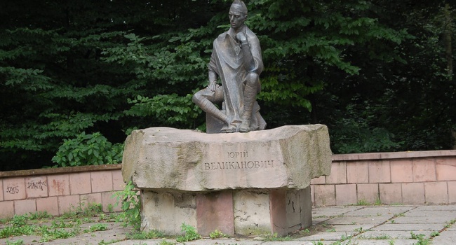 Во Львове неизвестные снесли памятник Великановичу