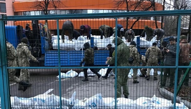 В Киеве активисты в балаклавах заблокировали канал NewsOne, - причины