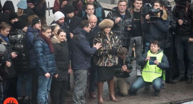 Женщина, которая стояла с Саакашвили на сцене, это и есть ответ на вопрос – чьи интересы он представляет в Украине