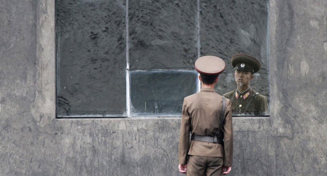 Військовий хлопчина, який відчайдушно втік під обстрілом в Південну Корею з КНДР, тепер цілими днями дивиться кіно