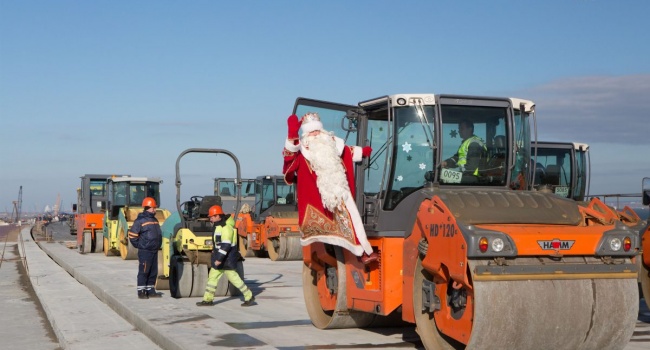 Пропаганда сказкой: российский Дед Мороз посетил Керченский мост