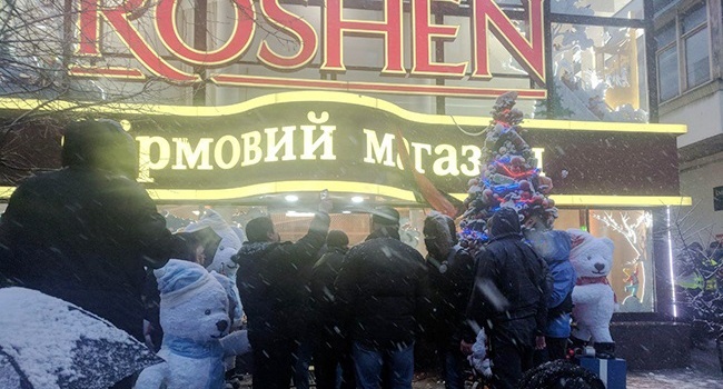 Активисты Саакашвили атаковали магазин Roshen с лозунгом «Порошенко на нары»