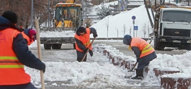 Из-за сильного снегопада на улицы Киева выведено более 300 единиц снегоуборочной техники