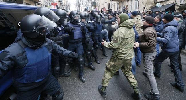 Блогер: сегодняшние протестующие-митингующие не за Саакашвили, а за Тимошенко вышиванку на груди рвут