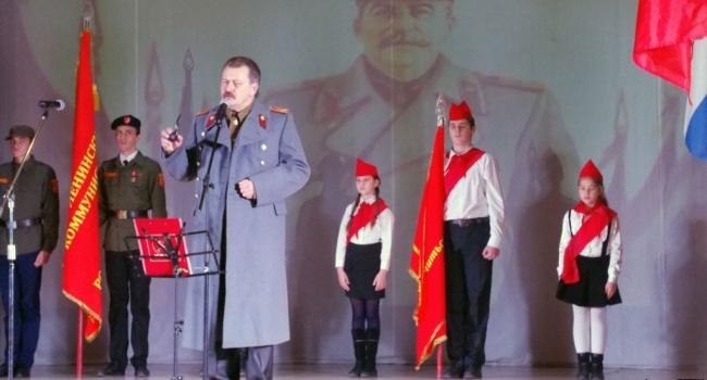 Оккупанты в Севастополе детей приняли в пионеры под песню «Верните Сталина»