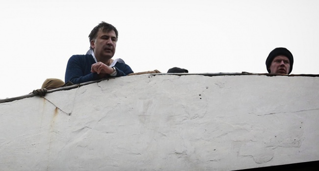 Откровение «Карлсона»: Саакашвили залез на крышу, чтобы «поймать» сигнал