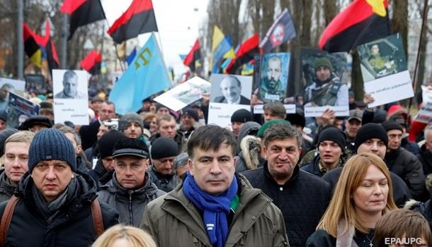 «Мирный Михомарш»: активисты штурмуют Октябрьский дворец, происходят столкновения