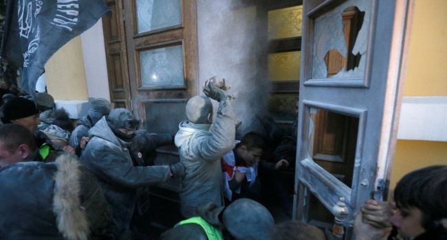 Дипломат: сегодня просто каким-то чудом удалось избежать трагедии в центре Киева