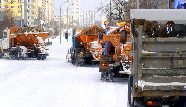 Сильный снегопад в Киеве: на улицы выведены 450 единиц снегоуборочной техники 