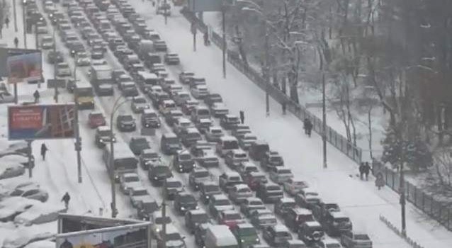 Погода в Украине: Киев встал в снежных пробках, - подробности