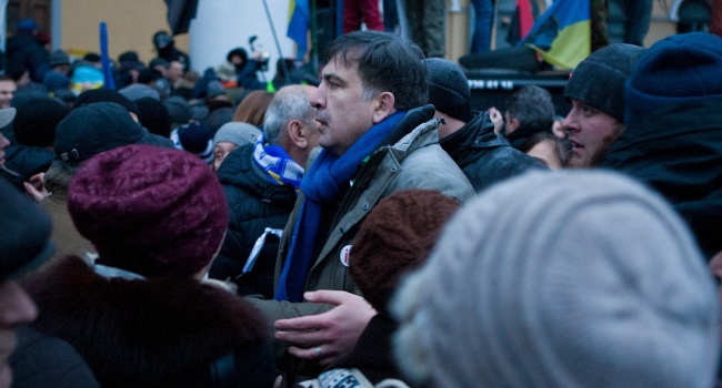 Политолог: вчера штурм Октябрьского не должен был быть прекращен, только получив сообщение на телефон, Саакашвили резко поменял планы