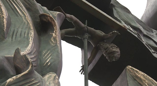 C убитым ребенком и головами на палях: в Польше сделали страшный памятник жертвам Волынской трагедии 
