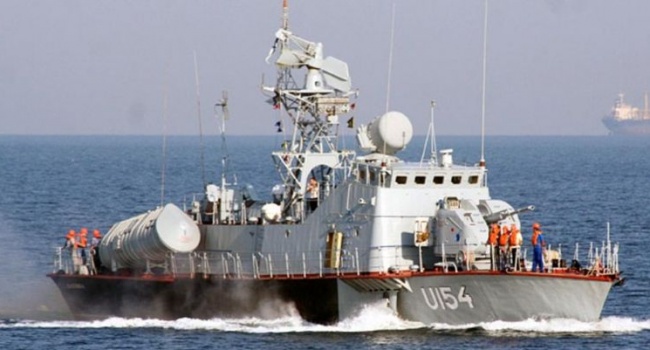 ВМС Украины со стрельбой задержали российский корабль