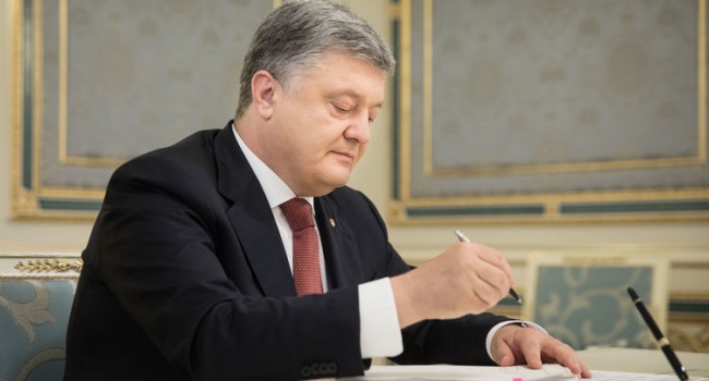 В 2017 году Порошенко лишил украинского гражданства почти 5,2 тыс. человек В 2017-м Порошенко лишил гражданства более 5 тысяч человек