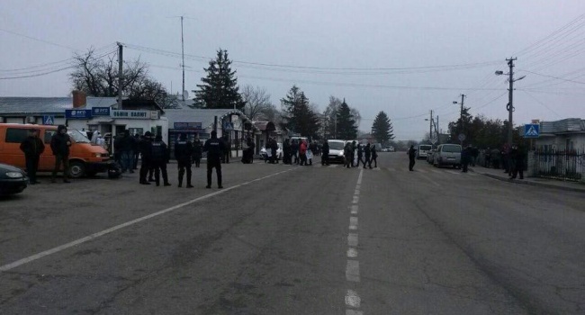 Во Львовской области люди перекрыли дороги к пропускным пунктам на границе с Польшей