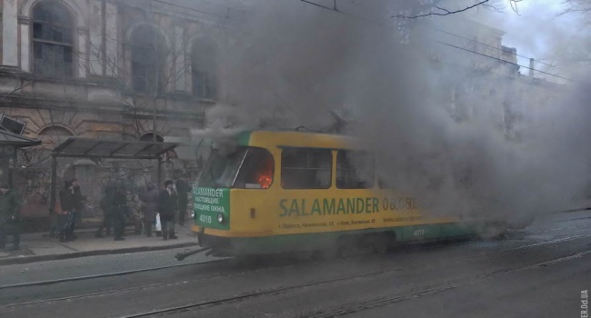В Одессе на ходу загорелся трамвай с пассажирами, - последствия