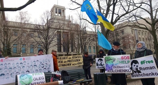 Посольство России в Берлине пикетировали активные россияне в защиту крымских татар