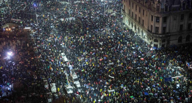 Тысячи граждан Румынии вышли на улицы на акции протеста против коррупции 
