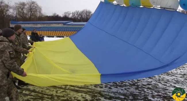 Патриоты необычным способом отправили в оккупированный Луганск флаг Украины (видео)