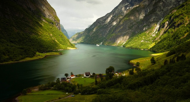 В сети появились снимки самого необычного города в Норвегии