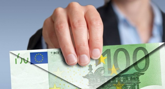 Ради заработка почти половина украинцев собрались выехать в другие страны