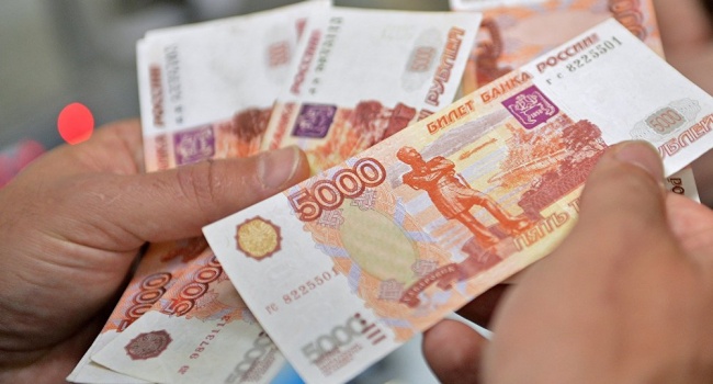 Конец рублю: в РФ заговорили о финансовой катастрофе из-за санкций США
