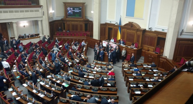 Депутаты теряют связь с реальностью: в Украине дали резкую оценку новой инициативе ВР Депутаты теряют связь с реальностью: в Украине дали резкую оценку новой инициативе ВР