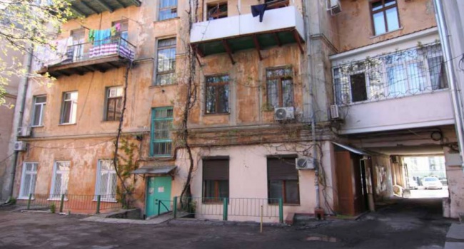 В жилом доме Одессы обрушились два балкона
