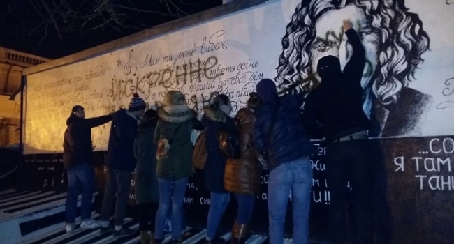 Вандалы осквернили стену памяти Кузьмы Скрябина в Одессе 