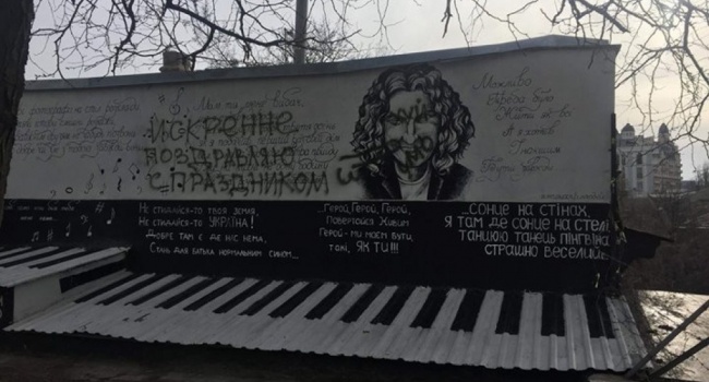Вандалы осквернили стену памяти Кузьмы Скрябина в Одессе 