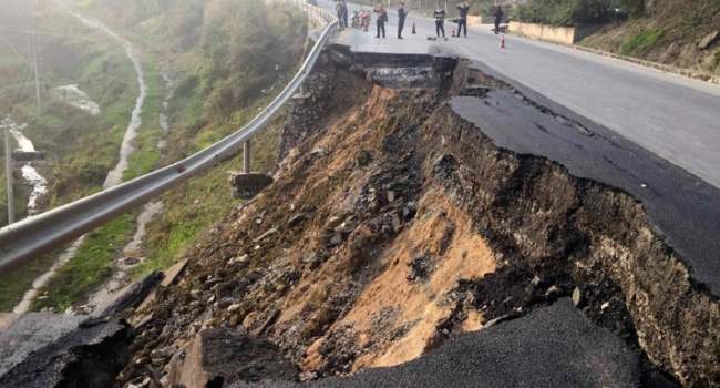 Обрушение трассы в Китае: много погибших Обрушение трассы в Китае: много погибших