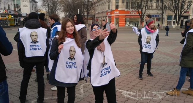 В Крыму президента РФ вместо «Путин, вперед!» послали «взад»