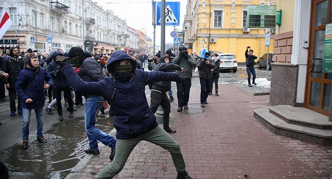 Атака продолжается: националисты побили камнями окна РЦНК и разгромили здание Сбербанка РФ в Киеве
