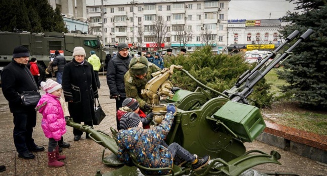 Оккупанты в Крыму показали детям вооружение российской армии 