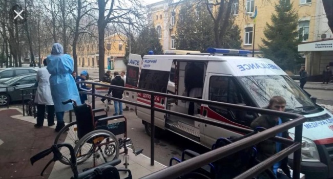 В столичный госпиталь доставили борт с тяжелоранеными бойцами АТО: волонтер просит о помощи 