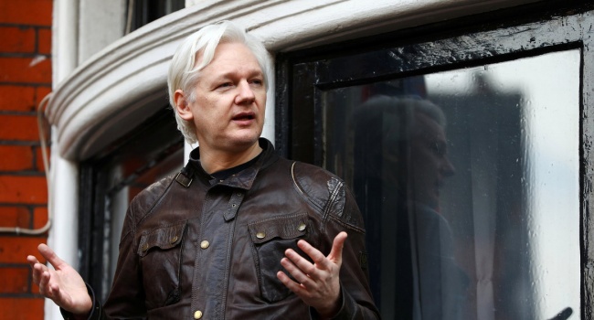 Основоположника Wikileaks Джулиана Ассанжа лишили связи с внешним миром Основоположника Wikileaks Джулиана Ассанжа лишили связи с внешним миром