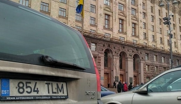 Под киевской мэрией владельцы «евроблях» зажгли дымовые шашки