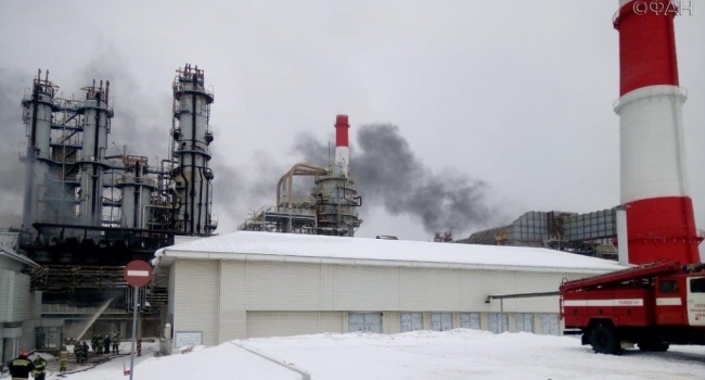 В России горит нефтеперерабатывающий завод. Первые подробности