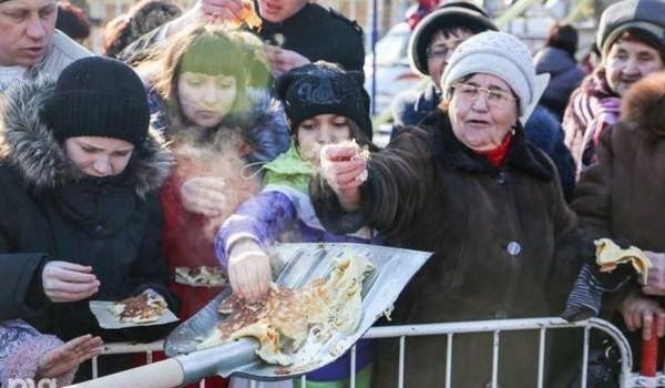«Как собакам, а они и рады»: в России оригинально поздравили соотечественников с Масленой, забросав блинами с крыши
