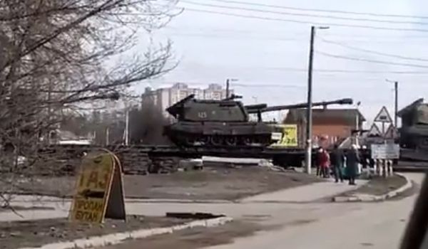 В России показали эшелон военной бронетехники, направляющийся в Украину