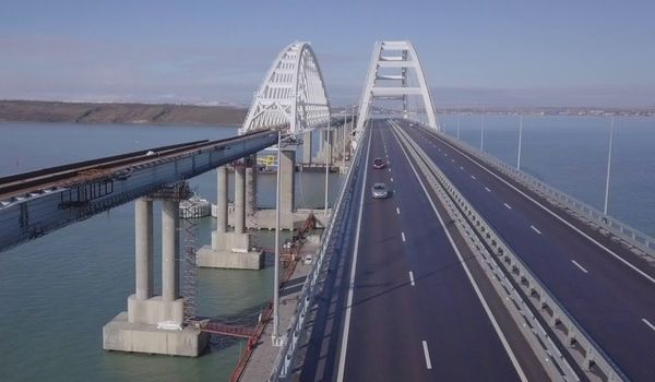Россияне столкнулись с проблемами на Крымском мосту: любопытные подробности 