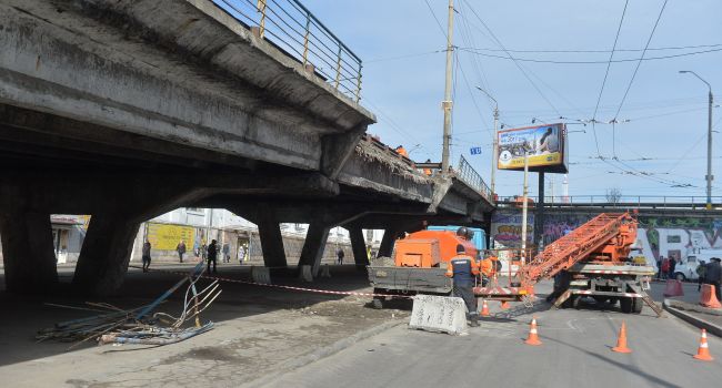 В сети показали, как идёт разрушение Шулявского моста