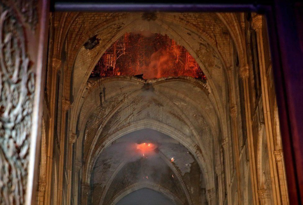 В сети показали, как выглядит Нотр-Дам внутри после жуткого пожара 