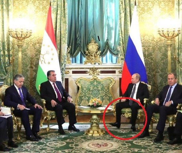 «Путина заклинило в странной позе»: в сети обсуждают новый конфуз с хозяином Кремля
