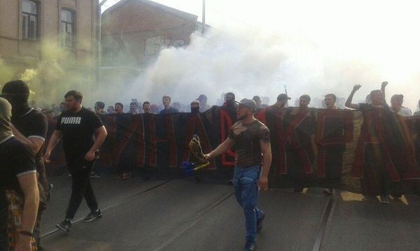 Футбольные болельщики в Харькове организовали марш в сопровождении легендарной песни про хозяина Кремля
