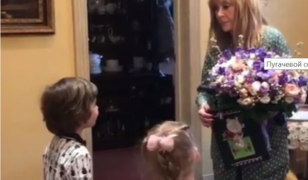 В пижаме и в слезах: Аллу Пугачеву с Днем рождения трогательно поздравили дети и муж 