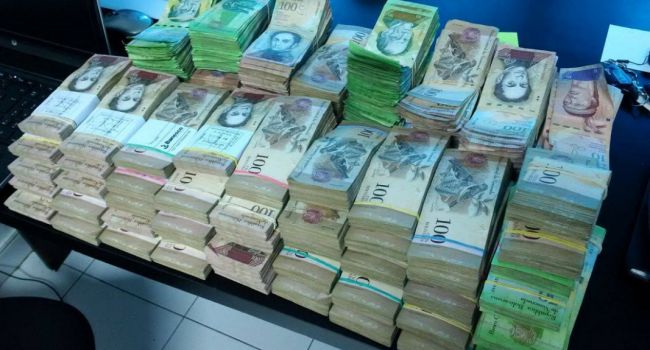 За один день венесуэльский боливар обесценился на 23% к доллару