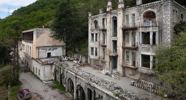 Вот что осталось от шикарного курорта: в сети показали самый известный город в Абхазии