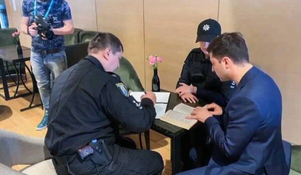 «Грозит ограничение свободы до 3 лет»: к Зеленскому пришла полиция из-за нарушения во время голосования 