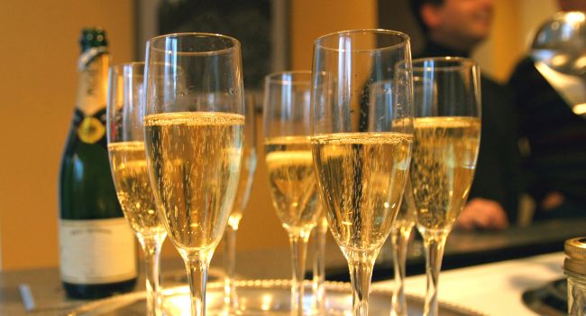 Эксперты обнаружили в шампанском полезные свойства для женского здоровья 